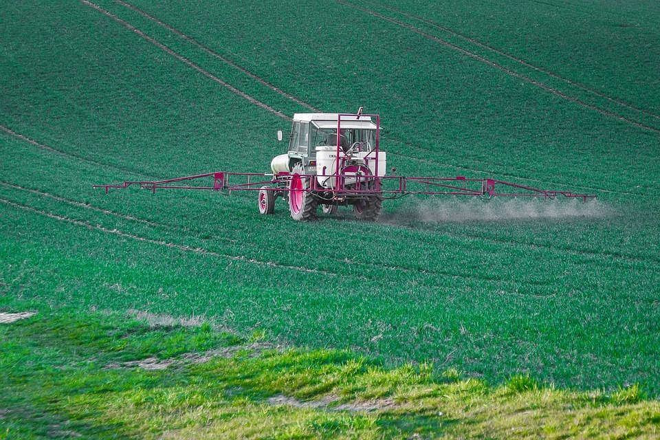 O glifosato, comercializado por empresas como Monsanto, utilízase como herbicida en vías públicas, terreos privados e cultivos agrícolas.