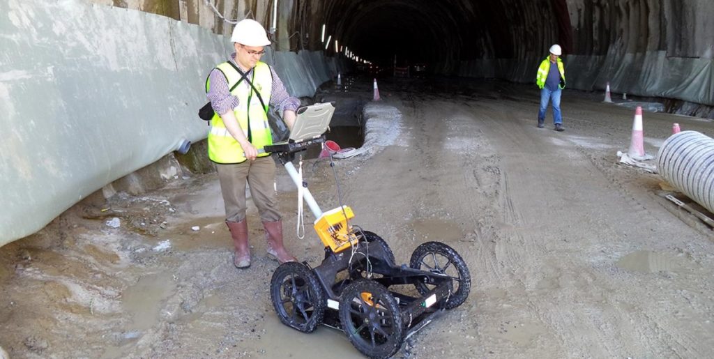 A tese analizou tamén o uso de xeorradar en túneles. Foto: Duvi.