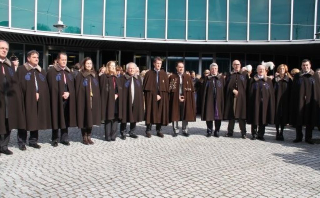 Punset, entre Ana Pastor e Feijoo, xunto ao resto de comendadores da orde do cocido en 2014. Fonte: Concello de Lalín.