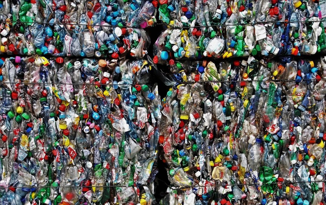 O nivel de refugallo producido polos plásticos dun só uso xera importantes problemas medioambientais.
