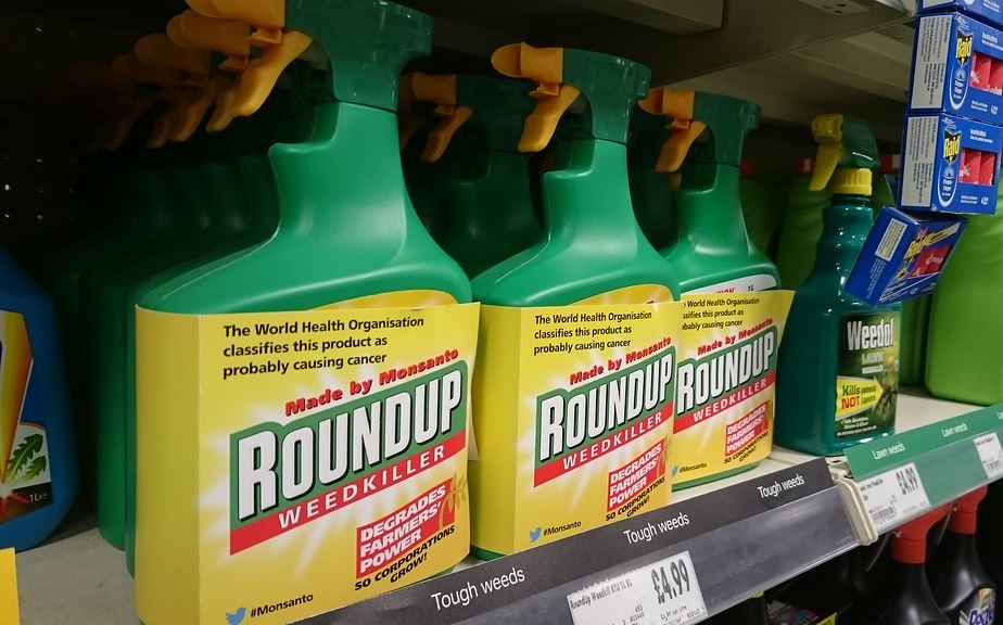 O herbicida Roundup, que contén glifosato, é un dos produtos máis coñecidos baixo cuestión por este composto.