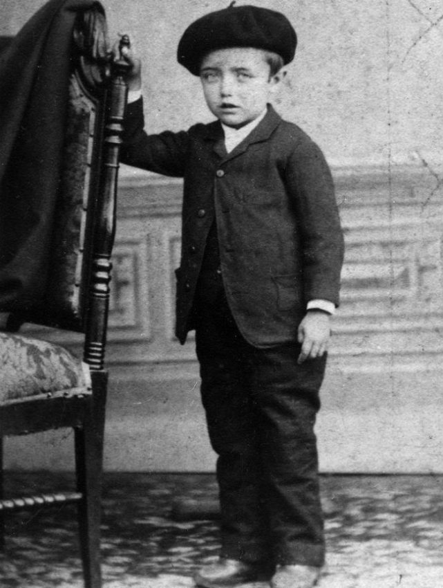 O neno Castelao, arredor dos tres anos, en 1889. Fonte: Galaxia.
