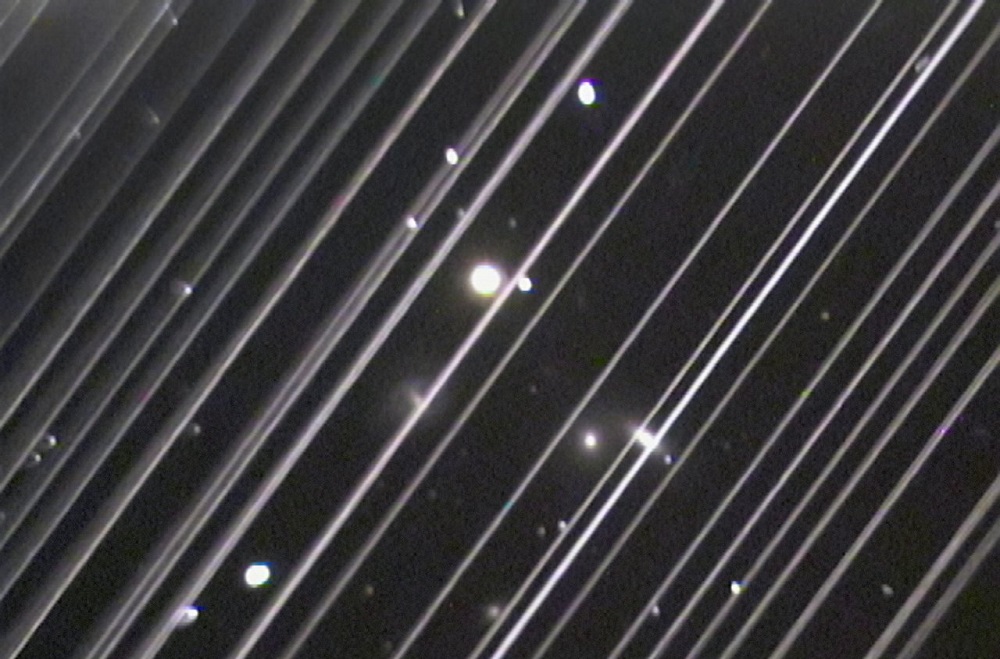 As liñas diagonais son os trazos dunha das primeiras constelacións de Starlink, nunha imaxe tomada o 25 de maio polo telescopio do Observatorio Lowell, en Arizona (Estados Unidos). Foto: IAU.