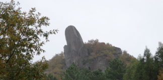 A rocha que nomea á Serra de Pena Corneira. Fonte: Galipedia.