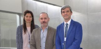 Tamara Y. Forbes, Emilio Gil e Maurizio Battino, investigadores da UVigo que asinan o traballo sobre o resveratrol, compoñente da uva. Foto: Duvi.
