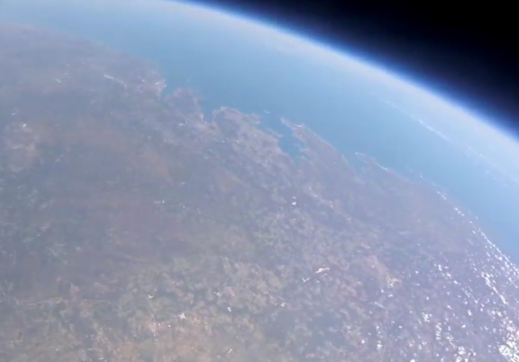 Vista da costa galega desde a estratosfera tomada pola sonda escolar Marumasat IV. Fonte: NOSA.