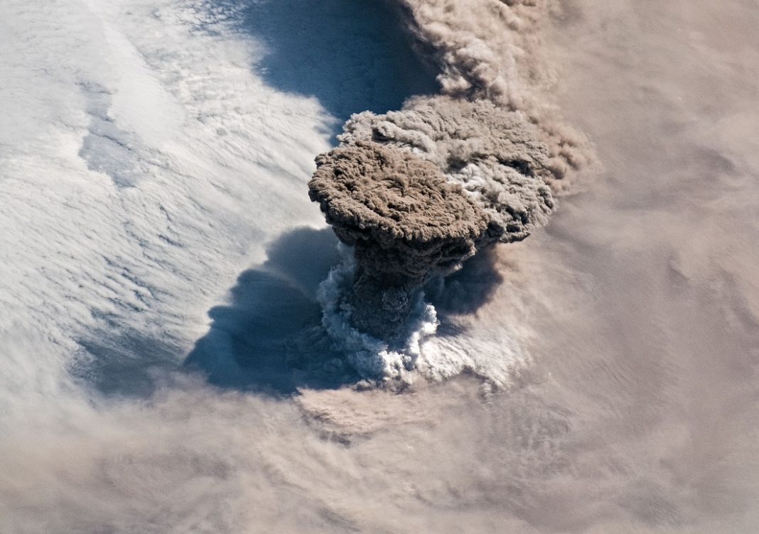 Imaxe do volcán Raikoke desde a Estación Espacial Internacional. Foto: NASA.