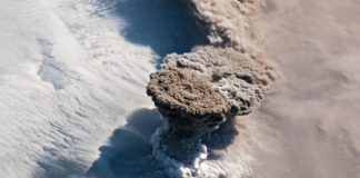 Imaxe do volcán Raikoke desde a Estación Espacial Internacional. Foto: NASA.