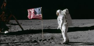 As teorías da conspiración sosteñen que unha das claves para demostrar que a chegada á Lúa foi unha montaxe é a bandeira. Fonte: Arquivo da Nasa.