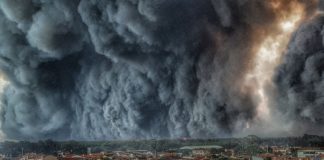 Fotografía tomada polo bombeiro Hélio Madeiras en Leiria en outubro de 2017, que evidencia a voracidade dos lumes.