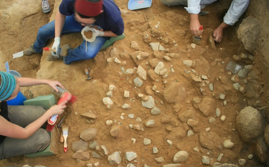 Imaxe das escavacións realizadas no xacemento do Cabrón de Arbo. Foto cedida por Eduardo Méndez Quintas.