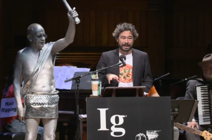 Intervención de Silvano Gallus, Ig Nobel de Medicina 2019. Fonte: Youtube.