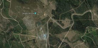Na actualidade, unha zona pixelada oculta as instalacións militares do Iroite. Fonte: Google Maps.