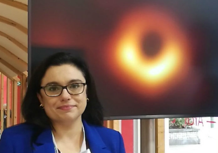 Raquel Fraga, xunto á célebre imaxe do burato negro.