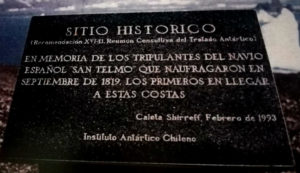 Placa que recorda o naufraxio do San Telmo na Antártida. Fonte: Manuel Martín Bueno.