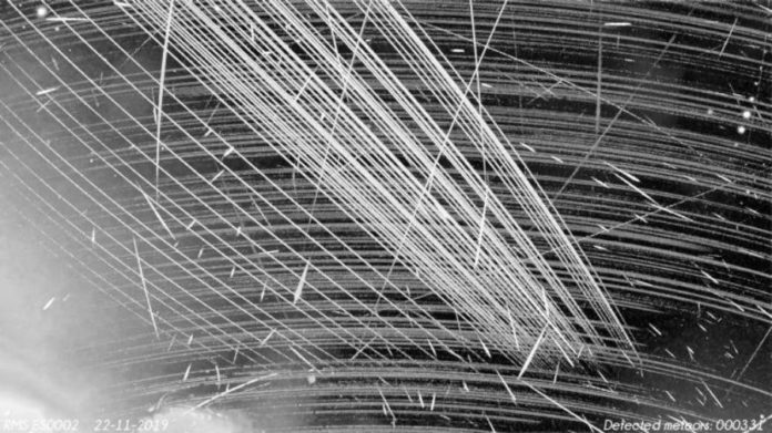 Agregación das imaxes captadas desde La Palma, na que se ven os meteoros e o trazo da constelación Starlink (as liñas paralelas na imaxe). Fonte: Global Meteor Network.