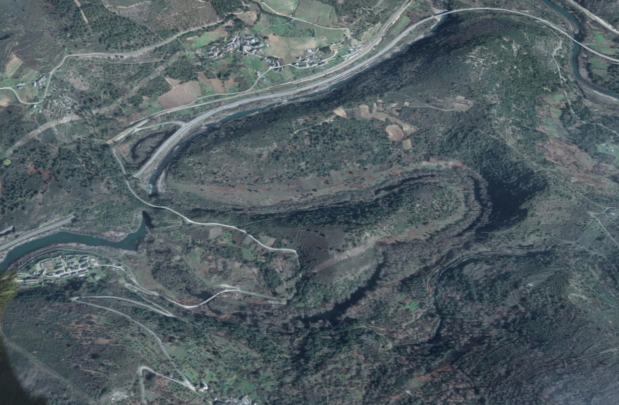 La construcción del túnel de Montefurado permitió secar el meandro natural del Sil y cribar los sedimentos para recoger oro. Fonte: Google Maps/Elaboración propia.