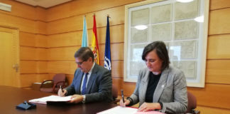 O reitor Julio Abalde e apresidenta provincial da Cruz Vermella, Mercedes Casanova, asinan o acordo. Foto: UDC.