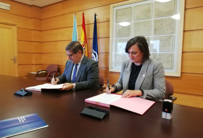 O reitor Julio Abalde e apresidenta provincial da Cruz Vermella, Mercedes Casanova, asinan o acordo. Foto: UDC.