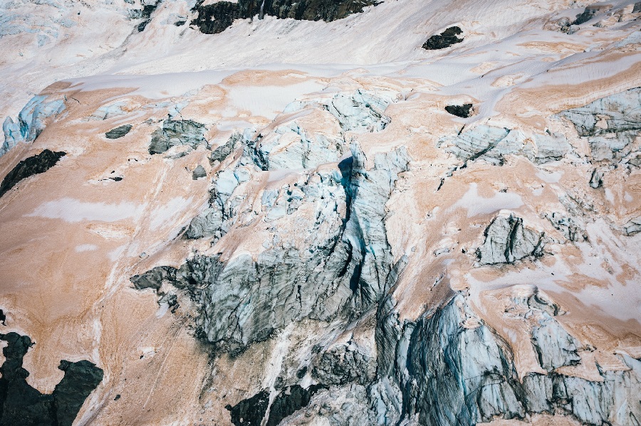 Glaciares dos Alpes do Sur, tinguidos de vermello. Foto: Liz Carlson.