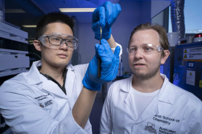 Zhen Jiang e Luke Connal, cunha mostra da pel artificial. Foto: ANU.