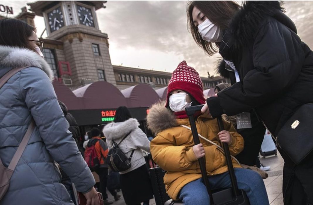 Xente protexida do coronavirus con máscaras no exterior dunha estación chinesa. Foto: Getty Images.