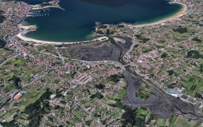 Desembocadura e foz do Miñor, onde se concentran os problemas de contaminación fecal. Á esquerda, praia de Ladeira e Baiona e á dereita, Praia América. Fonte: Google Maps.