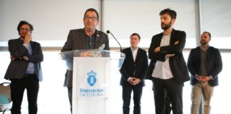 Eduardo Rolland e Pablo López agradecen o recoñecemento da Deputación da Coruña. Foto: DACCultura.