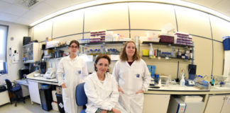 Ana Parga, Ana Otero e Andrea Muras, científicas do grupo Aquabiotech da USC que investigan a comunicación da placa bacteriana. Foto cedida por Andrea Muras.