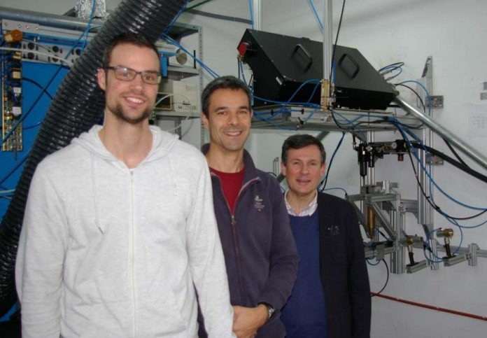 Joaquín Penide, Félix Quintero e Juan Pou no laboratorio co sistema experimental usado para obter a fibra. Foto: Duvi.