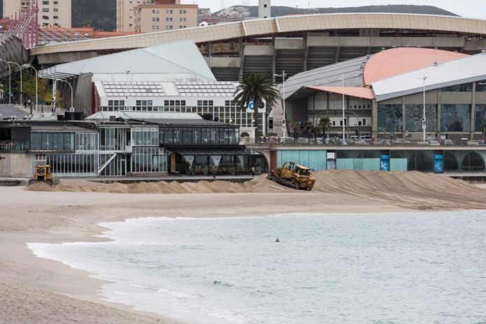 Praias como Riazor e Orzán son obxecto todos os anos de recheos para evitar a erosión causada pola dinámica do mar. Foto: Concello da Coruña.