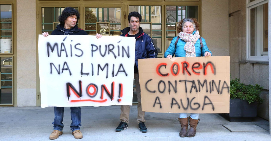 Manuel García (esquerda), xunto a outros activistas do Movemento Ecoloxista da Limia. Fonte: MEL.
