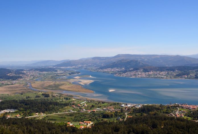 Vista do río Miño desde o monte de Santa Trega, na Guarda. O contacto entre galego, portugués e castelán ofrece vantaxes no bilingüismo aos habitantes de Galicia.