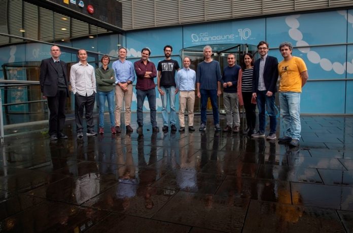 Grupo de autores do achado sobre o magnetismo do grafeno. Diego Peña é o 4º pola esquerda. Foto: CiQUS.