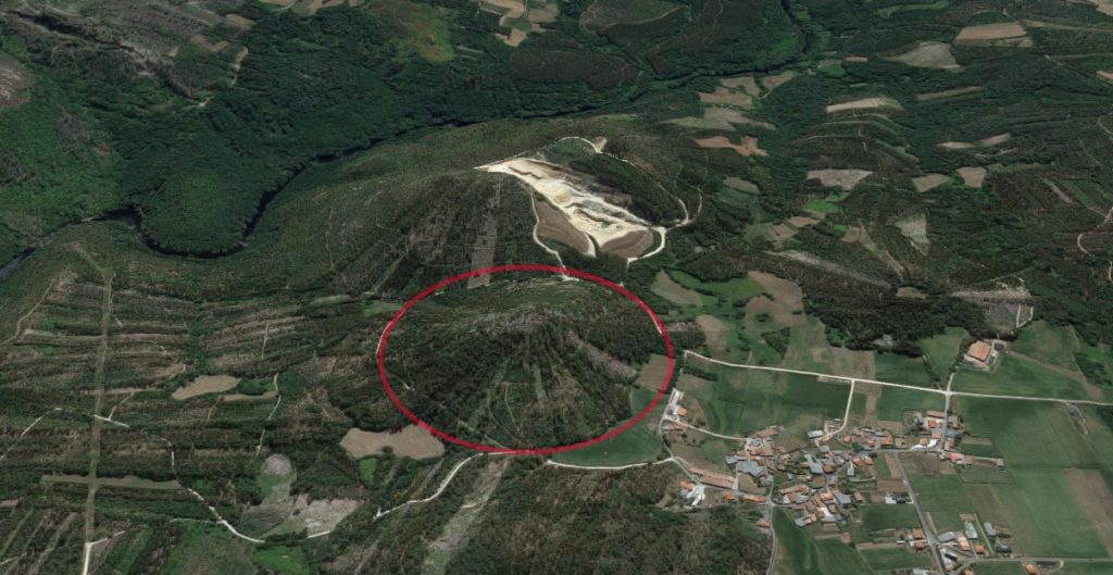 Vista aérea do Monte Maior de Portomeiro. Á dereita, a aldea, detrás a canteira e ao fondo, o río Tambre. Fonte: Google Maps.