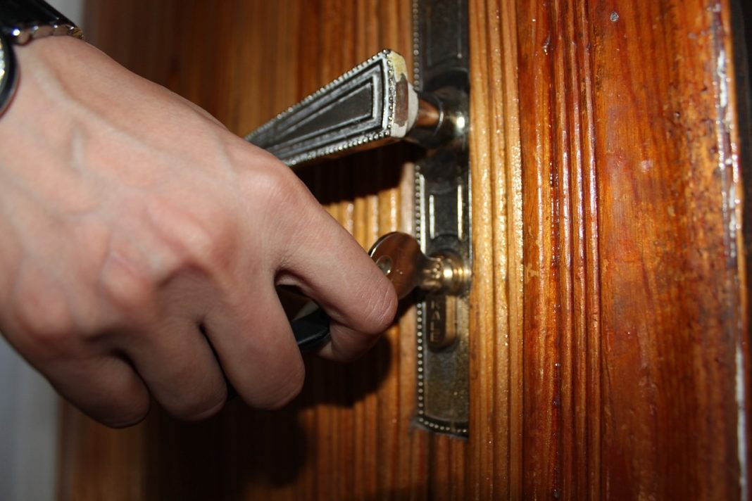 O virus pode permanecer activo durante horas en superficies como pomos de portas, botóns de ascensores e outras superficies.