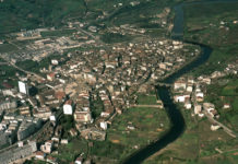 Vista aérea xeral da cidade de Betanzos co río Mandeo e campos de arredor.