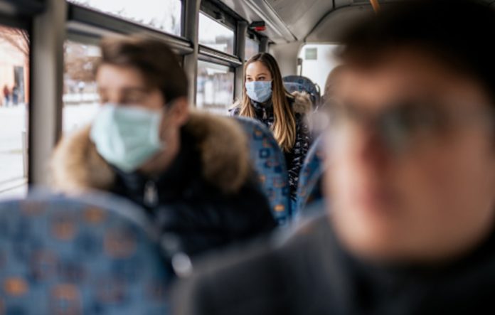 A revisión da información coñecida ata agora leva a apuntar cara a unha probable transmisión do SARS-CoV-2 con capacidade infectiva a través do aire, sobre todo en espazos pechados.