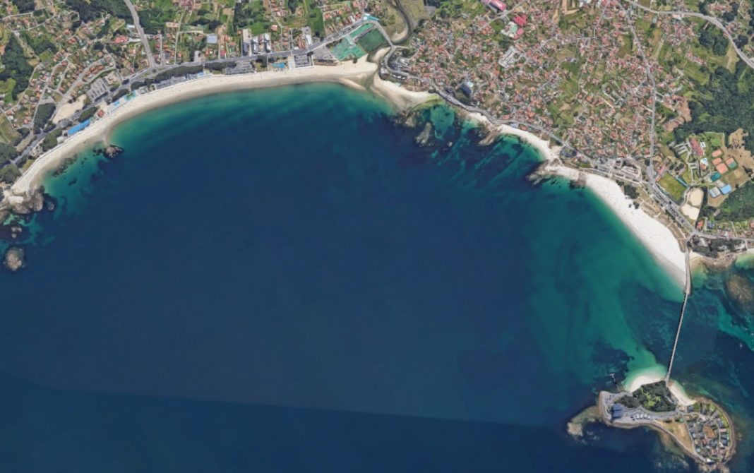 Vista aérea da enseada de Samil. Fonte: Google Street View.