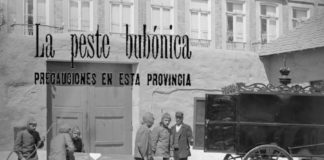 Labores de desinfección do cadaleito dunha das vítimas da peste. Foto: Arquivo Municipal do Porto.