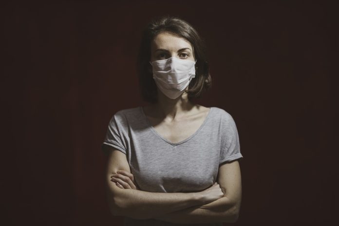 Os datos recollidos desde comezos da pandemia amosan un menor impacto na gravidade da Covid-19 no caso das mulleres. Foto: Pixabay.