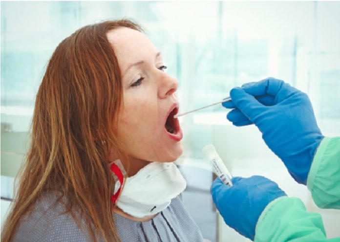 Os tests de saliva serían un complemento, mais non substituto, das probas PCR a partir de exsudados nasofarínxeos.