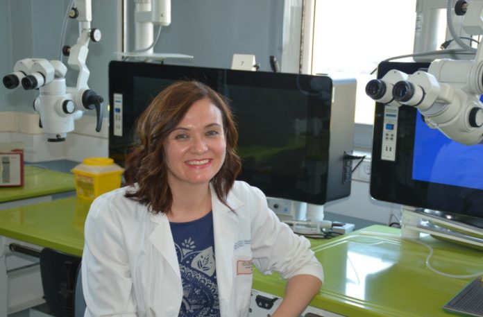 María Tomás traballa no Servizo de Microbioloxía do Chuac e é investigadora do Inibic. Foto: Inibic.