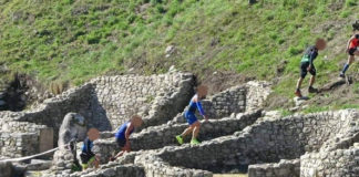 Imaxes difundidas por Apatrigal nas que se observa o paso de deportistas sobre o muro do castro de Santa Trega.