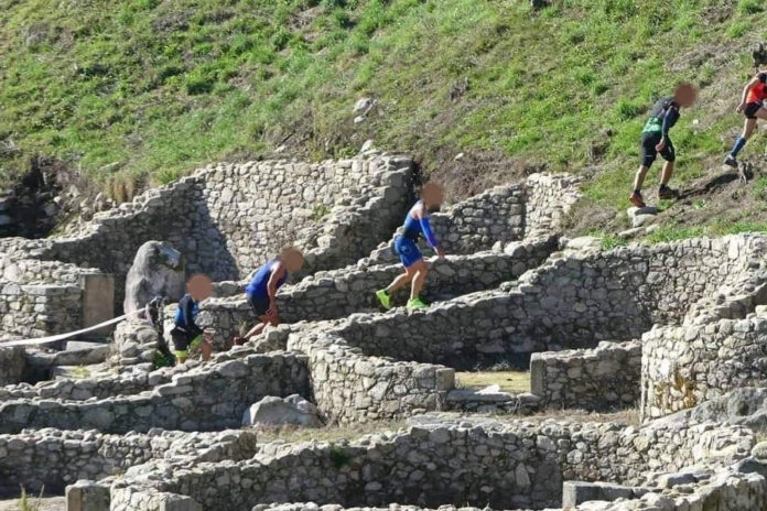 Imaxes difundidas por Apatrigal nas que se observa o paso de deportistas sobre o muro do castro de Santa Trega.