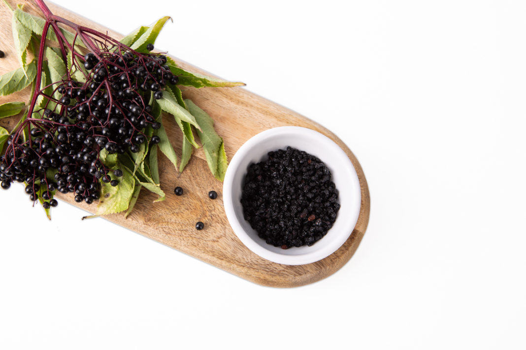 Os flavonoides, substancias antioxidantes presentes na baga, dan ao froito a súa característica cor escura.