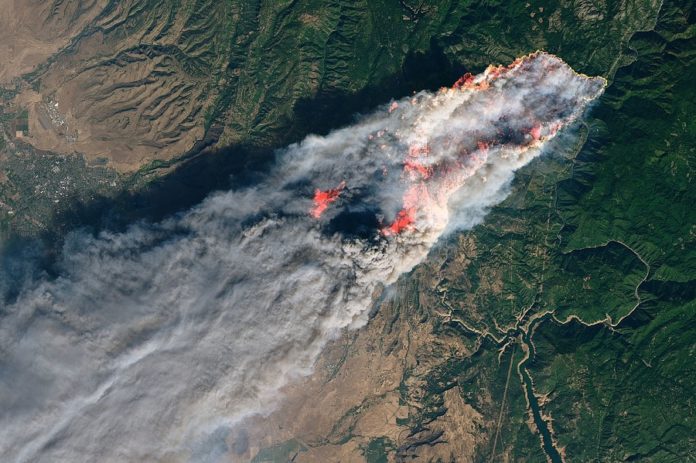 Imaxe de satélite do Camp Fire, un dos megaincendios que afectou nos últimos anos a California. Foto: NASA Earth Observatory.