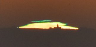 O raio verde, sobre o faro das Illas Sisargas. Foto: David Couce.
