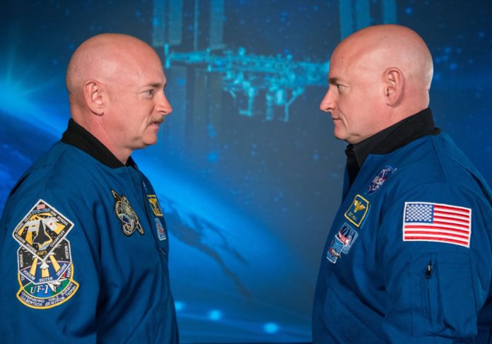 Mark (esquerda) e Scott Kelly, xemelgos astronautas nos que se estudou a influencia das viaxes ao espazo do organismo. Foto: NASA.