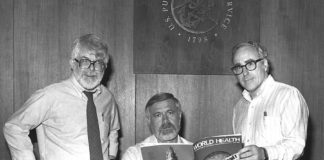 Donald Millar (esquerda), Willliam Foege (centro) e Michael Lane (dereita), impuslores do programa de erradicación da varíola, posan coa portada da revista Global Health que anuncia a erradicación da enfermidade en 1980. Foto: Biblioteca do CDC.